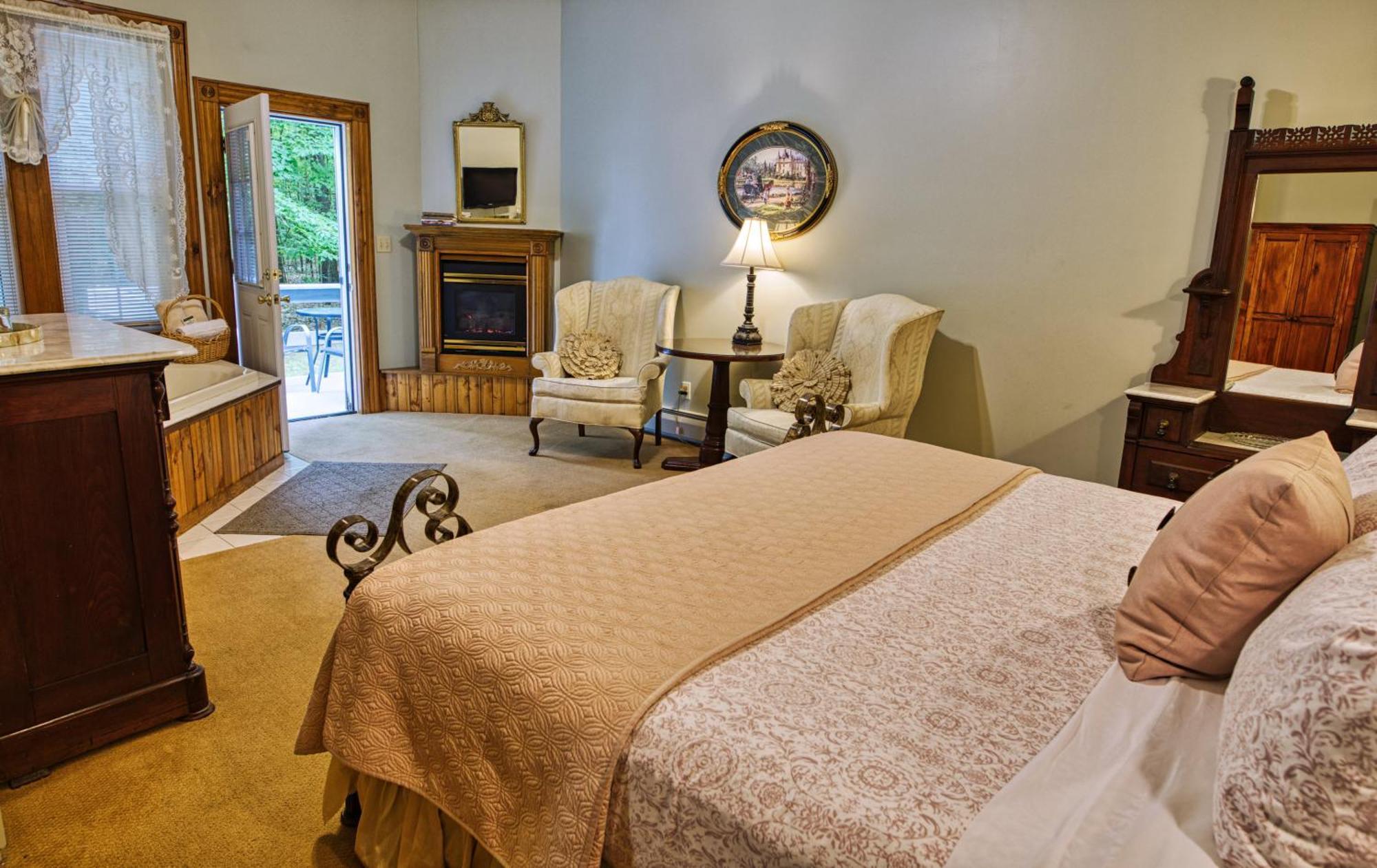 Rockwell Falls Inn And Wine Bar Lake Luzerne Extérieur photo