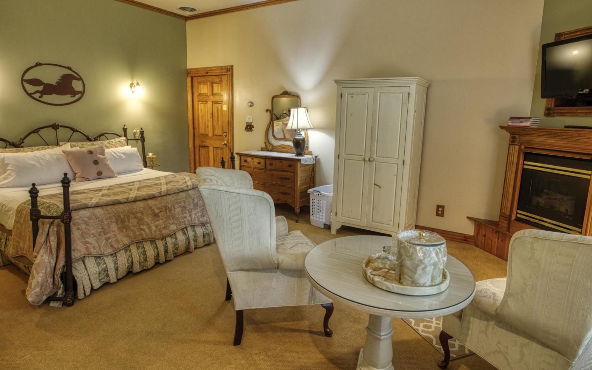 Rockwell Falls Inn And Wine Bar Lake Luzerne Chambre photo