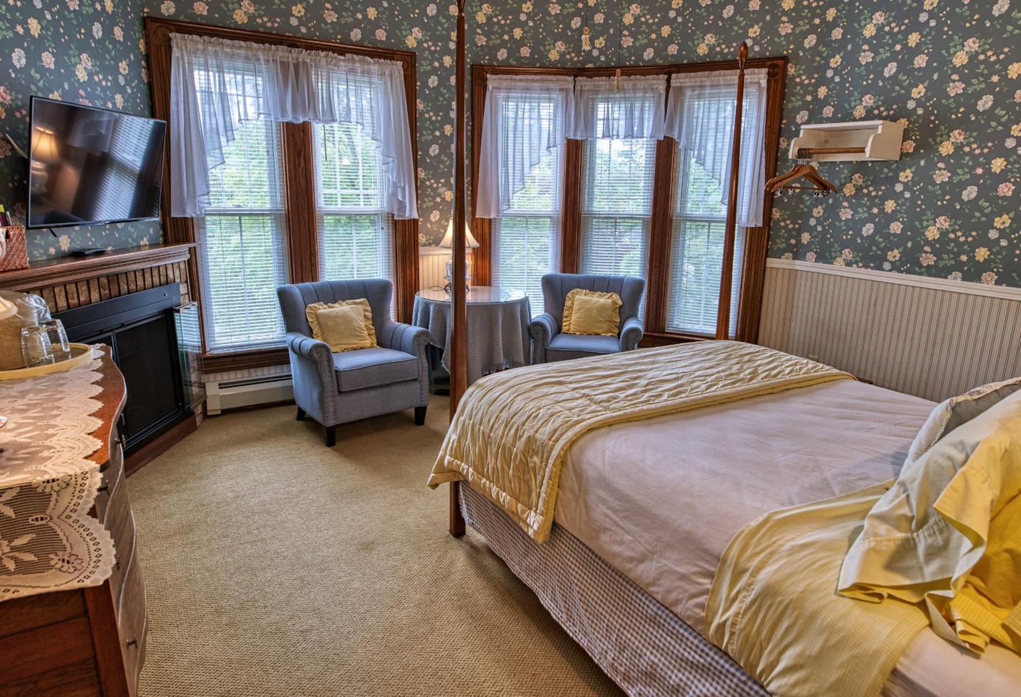 Rockwell Falls Inn And Wine Bar Lake Luzerne Chambre photo