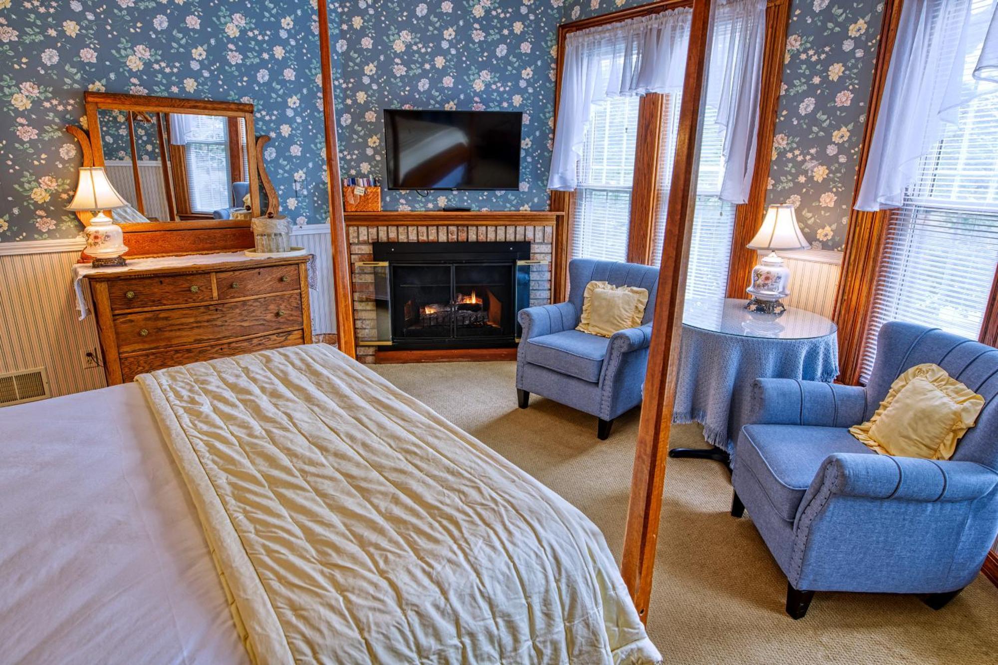 Rockwell Falls Inn And Wine Bar Lake Luzerne Chambre photo