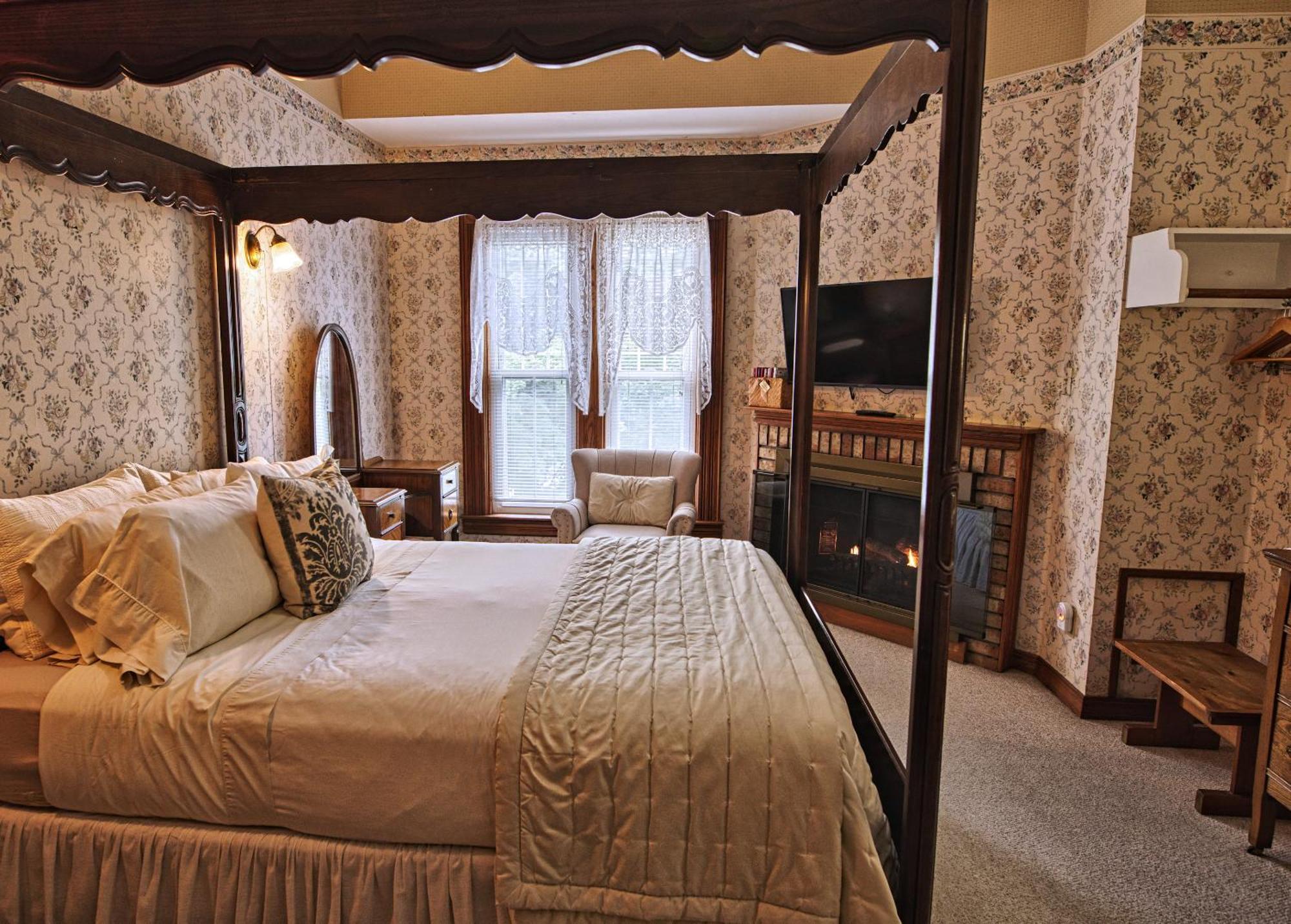Rockwell Falls Inn And Wine Bar Lake Luzerne Chambre photo