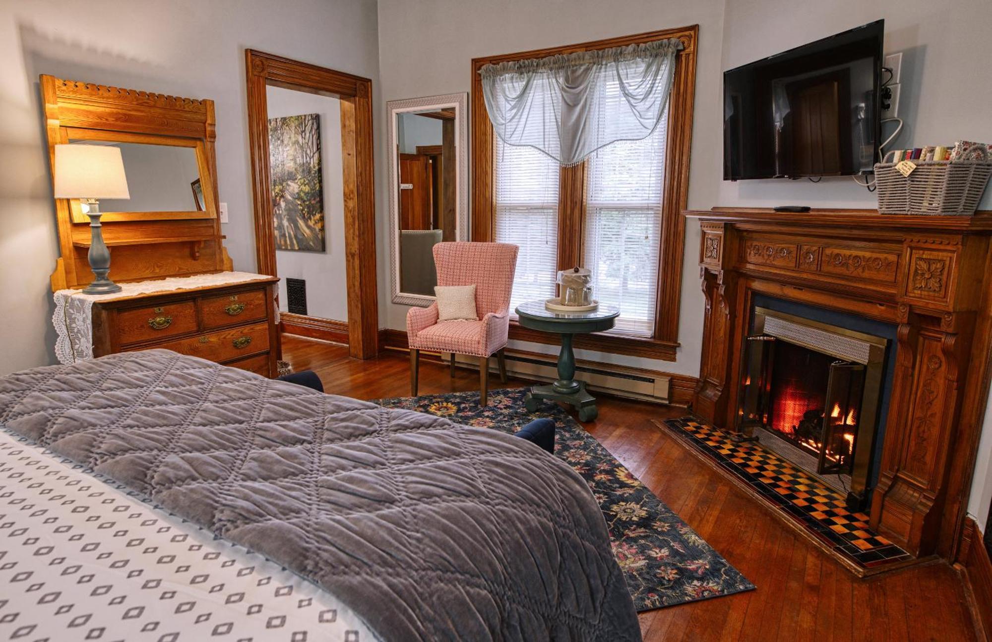 Rockwell Falls Inn And Wine Bar Lake Luzerne Chambre photo